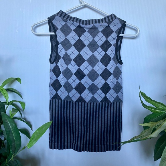 ✨2 FOR 20 ✨ - Grey Diamond Patterned Top - Picture 2 of 2